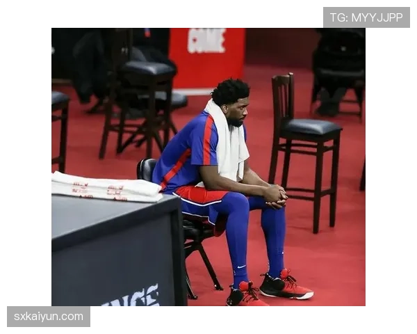 乔尔·恩比德穿睡裤出门买咖啡，门口那排豪车像摆拍