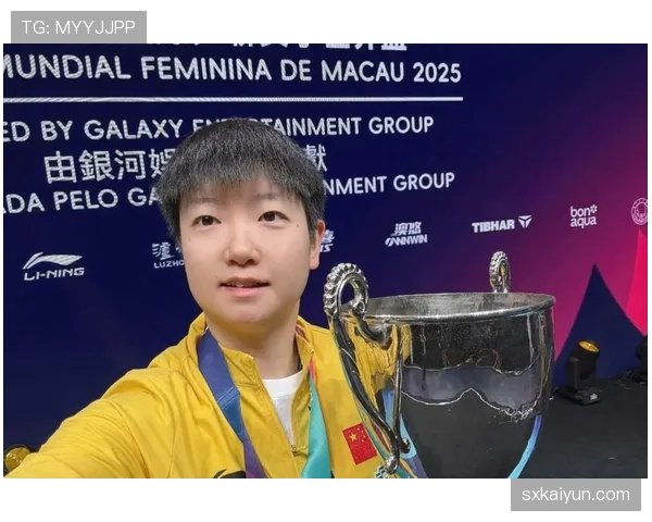 孙颖莎训练完随手啃个苹果，这自律程度真的绷不住了