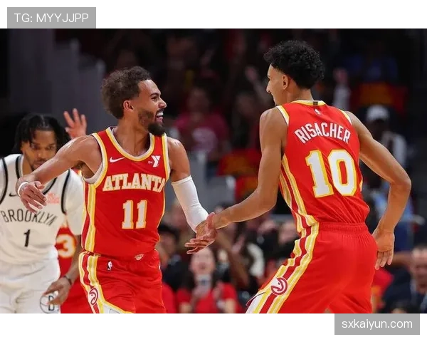 特雷·杨场下穿拖鞋逛商场，这松弛感是真不拿自己当球星啊