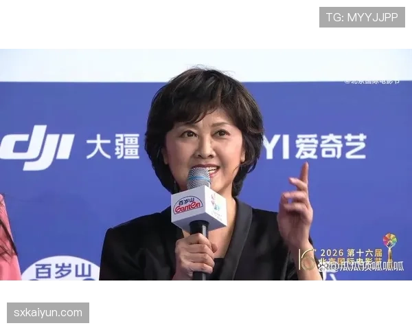 朱琳机场随手一掏，钱包比我整个月房租还厚